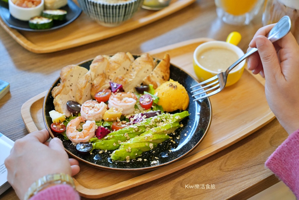台中早午餐阿飛 Brunch｜隱身台中火車站巷弄的美味推薦迷迭雞早安盤、酪梨香煎雞胸輕沙拉、香料熟成咖哩牛