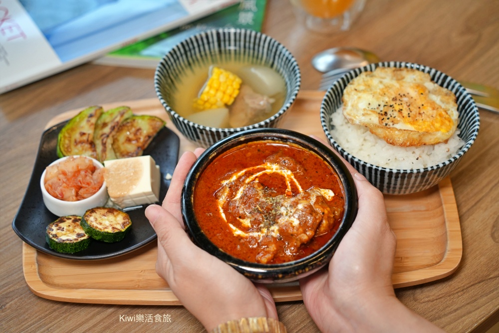 台中早午餐阿飛 Brunch｜隱身台中火車站巷弄的美味推薦迷迭雞早安盤、酪梨香煎雞胸輕沙拉、香料熟成咖哩牛