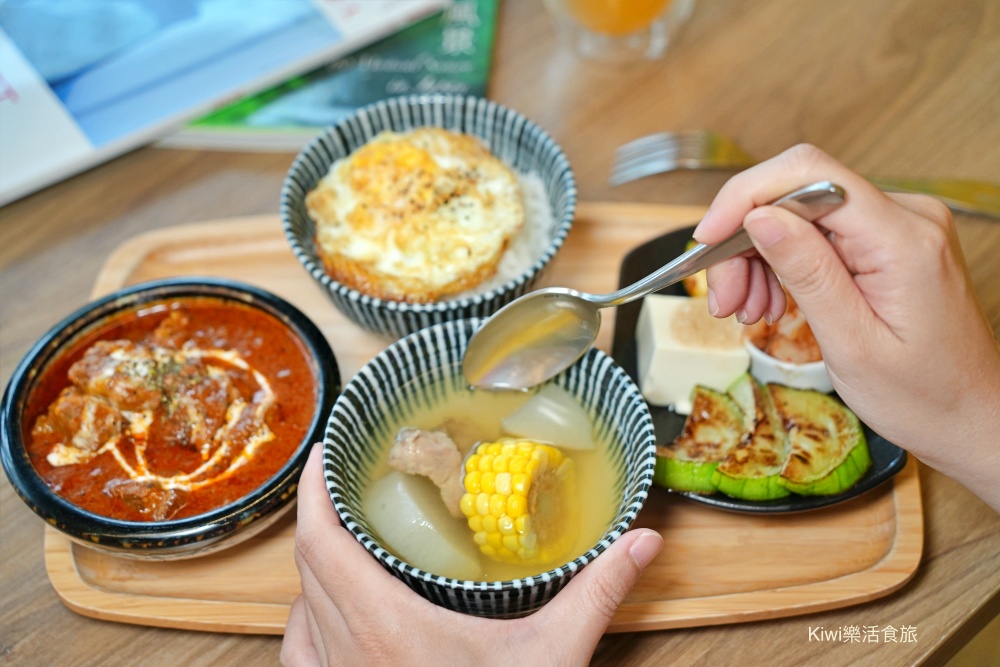 台中早午餐阿飛 Brunch｜隱身台中火車站巷弄的美味推薦迷迭雞早安盤、酪梨香煎雞胸輕沙拉、香料熟成咖哩牛
