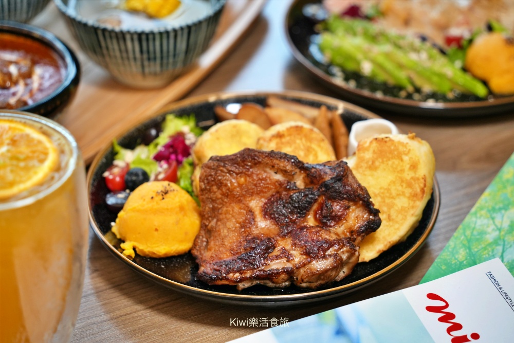 台中早午餐阿飛 Brunch｜隱身台中火車站巷弄的美味推薦迷迭雞早安盤、酪梨香煎雞胸輕沙拉、香料熟成咖哩牛