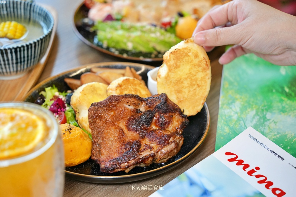 台中早午餐阿飛 Brunch｜隱身台中火車站巷弄的美味推薦迷迭雞早安盤、酪梨香煎雞胸輕沙拉、香料熟成咖哩牛