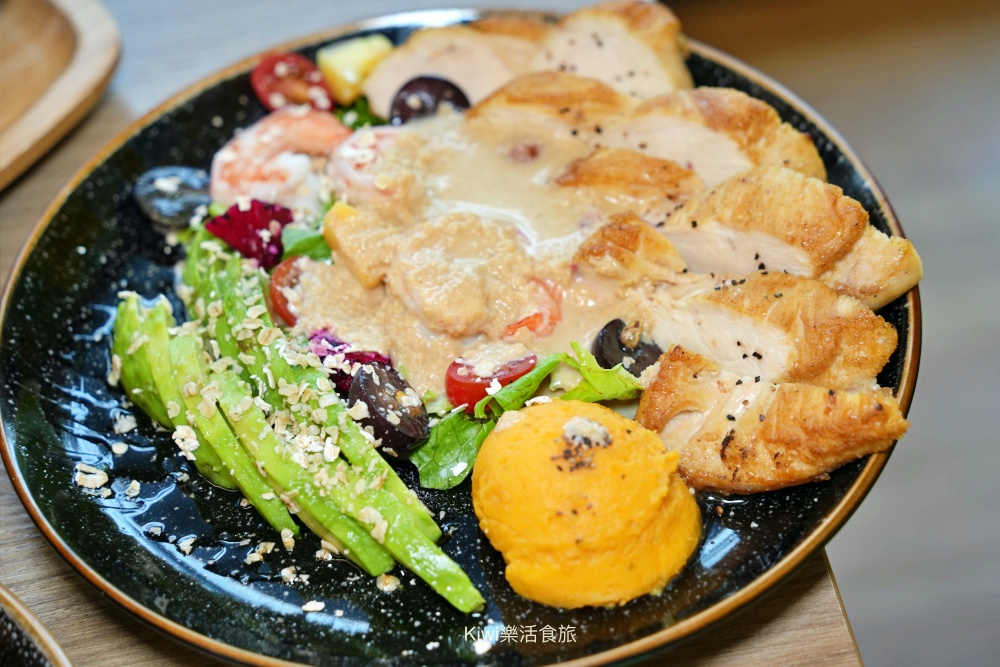 台中早午餐阿飛 Brunch｜隱身台中火車站巷弄的美味推薦迷迭雞早安盤、酪梨香煎雞胸輕沙拉、香料熟成咖哩牛