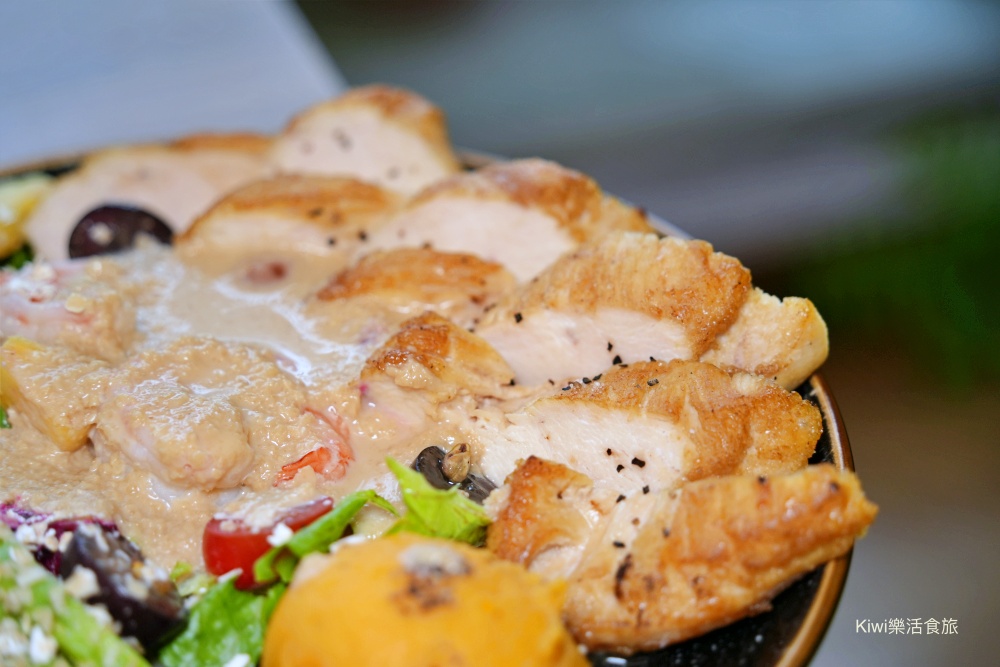 台中早午餐阿飛 Brunch｜隱身台中火車站巷弄的美味推薦迷迭雞早安盤、酪梨香煎雞胸輕沙拉、香料熟成咖哩牛