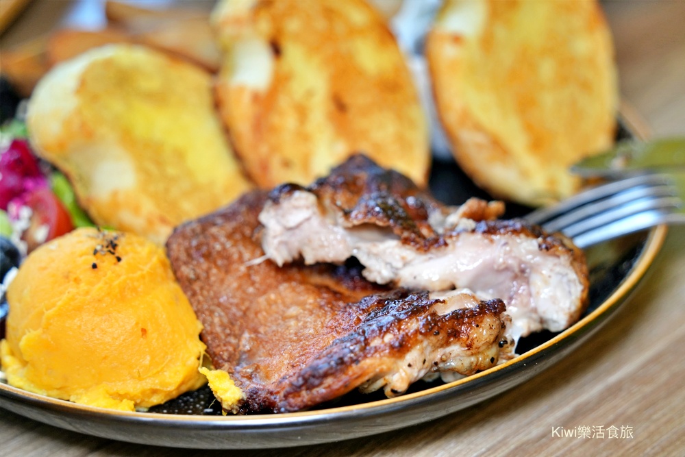 台中早午餐阿飛 Brunch｜隱身台中火車站巷弄的美味推薦迷迭雞早安盤、酪梨香煎雞胸輕沙拉、香料熟成咖哩牛