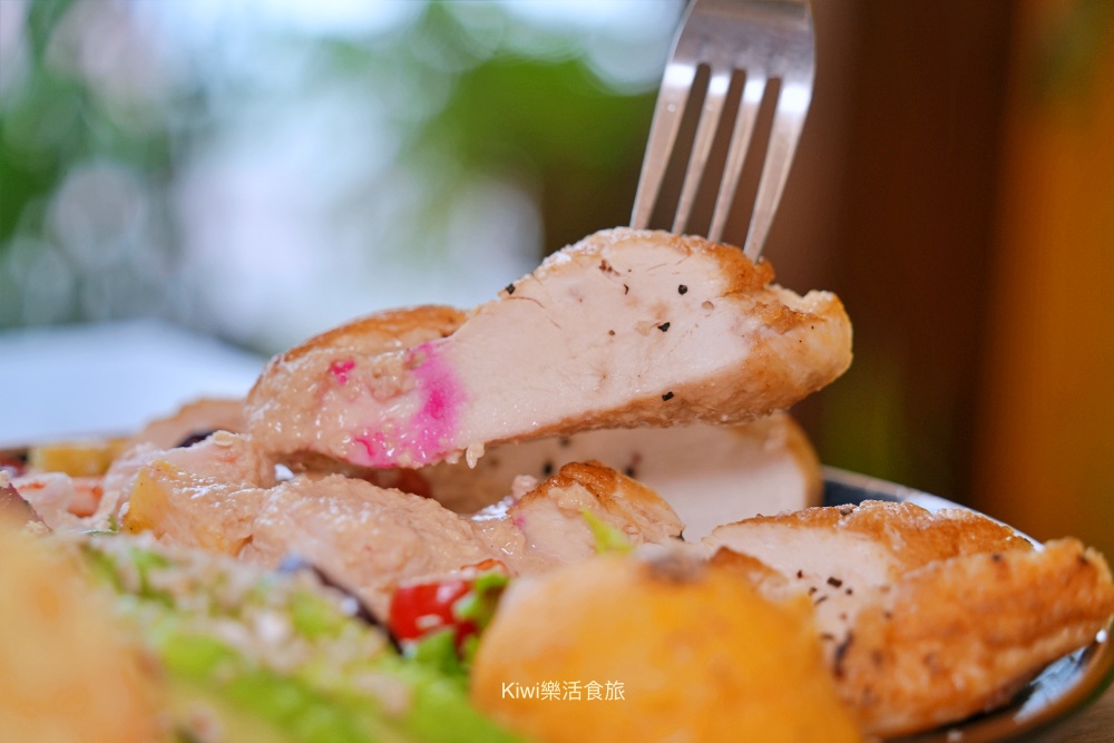 台中早午餐阿飛 Brunch｜隱身台中火車站巷弄的美味推薦迷迭雞早安盤、酪梨香煎雞胸輕沙拉、香料熟成咖哩牛