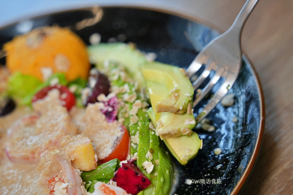 台中早午餐阿飛 Brunch｜隱身台中火車站巷弄的美味推薦迷迭雞早安盤、酪梨香煎雞胸輕沙拉、香料熟成咖哩牛