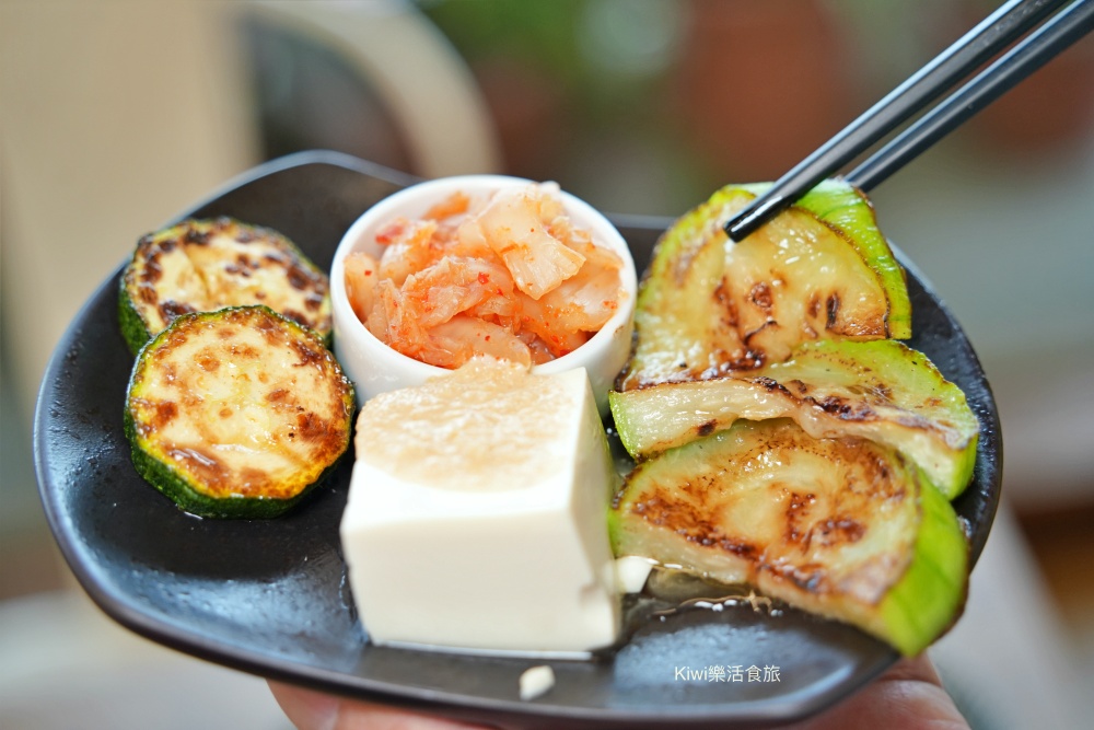 台中早午餐阿飛 Brunch｜隱身台中火車站巷弄的美味推薦迷迭雞早安盤、酪梨香煎雞胸輕沙拉、香料熟成咖哩牛