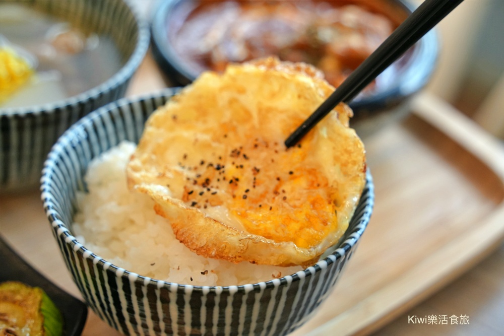 台中早午餐阿飛 Brunch｜隱身台中火車站巷弄的美味推薦迷迭雞早安盤、酪梨香煎雞胸輕沙拉、香料熟成咖哩牛