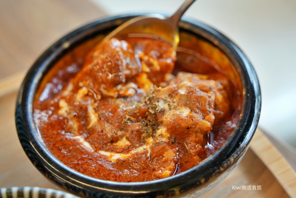 台中早午餐阿飛 Brunch｜隱身台中火車站巷弄的美味推薦迷迭雞早安盤、酪梨香煎雞胸輕沙拉、香料熟成咖哩牛