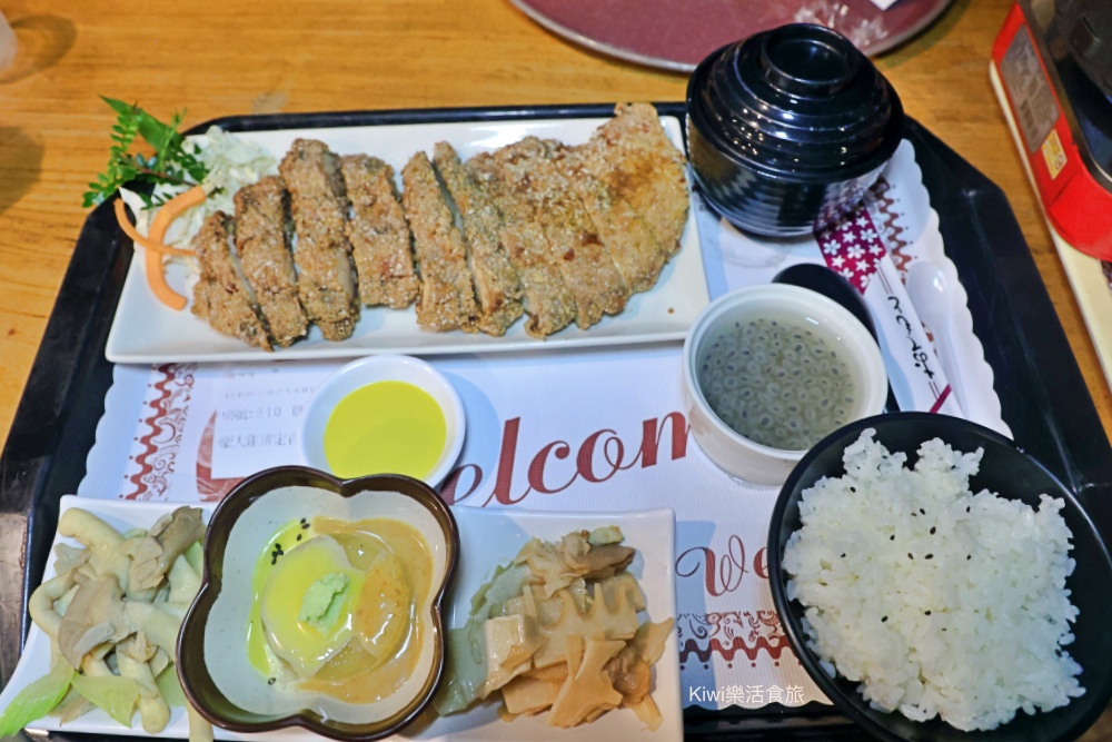 kiwi樂活食旅推薦南投東星屋景觀餐廳.南投市夜景餐廳.180度零死角.百萬夜景.南投美食.南投景點.南投旅遊.網美景點.景觀餐廳.南投市.約會聚餐