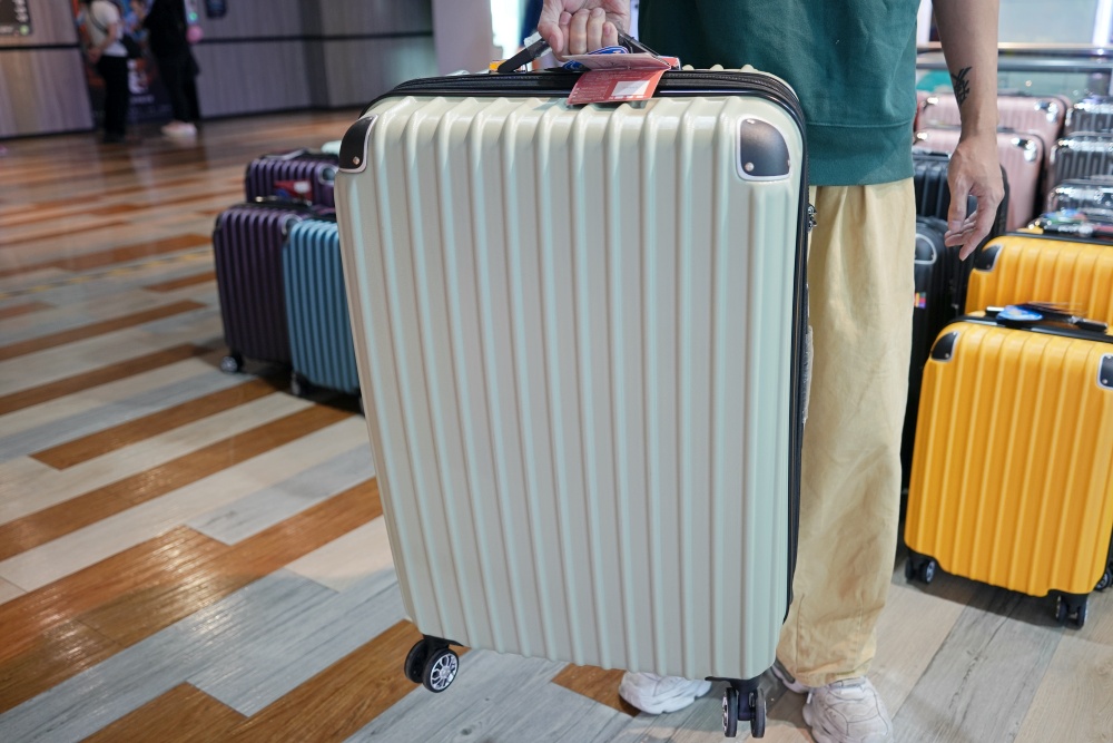 2026豐原最強快閃!加賀屋行李箱特賣會限時開殺，登機箱竟然只要 990元起.1:9 前開式行李箱.NBA行李箱.KANGOL行李箱.萬國行李箱通通有，限定好康優惠！