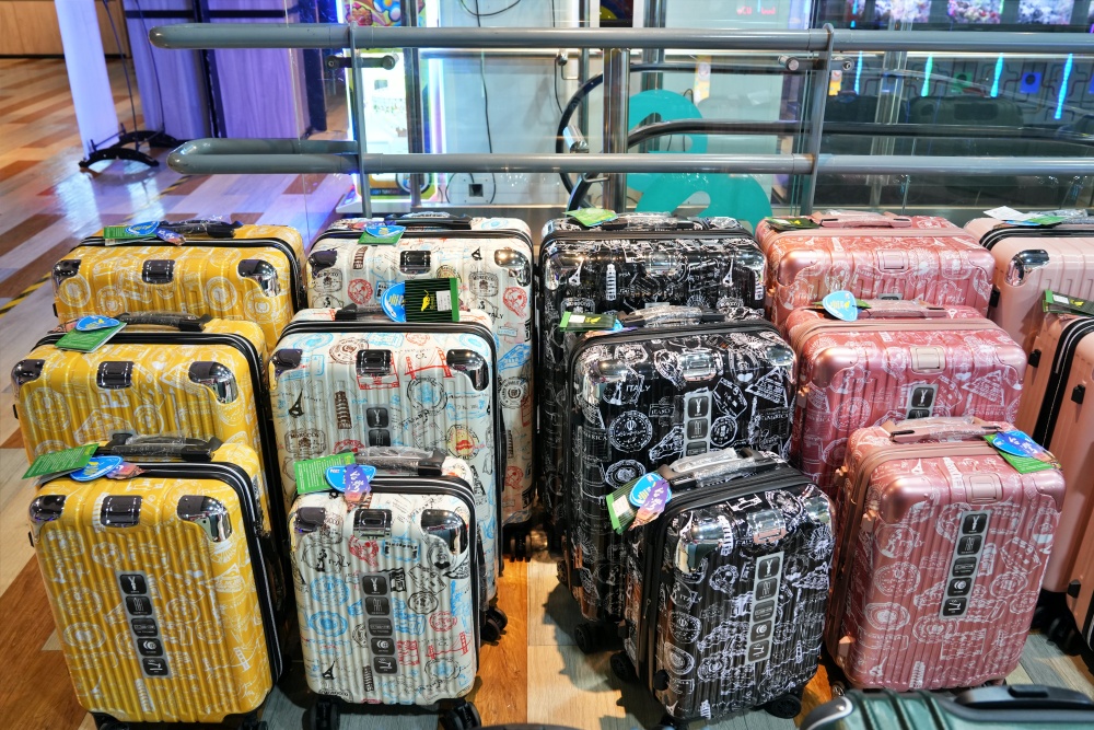 2026豐原最強快閃!加賀屋行李箱特賣會限時開殺，登機箱竟然只要 990元起.1:9 前開式行李箱.NBA行李箱.KANGOL行李箱.萬國行李箱通通有，限定好康優惠！
