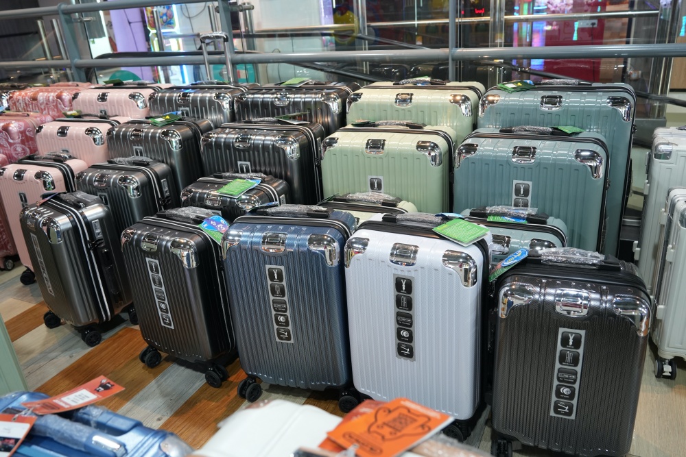2026豐原最強快閃!加賀屋行李箱特賣會限時開殺，登機箱竟然只要 990元起.1:9 前開式行李箱.NBA行李箱.KANGOL行李箱.萬國行李箱通通有，限定好康優惠！