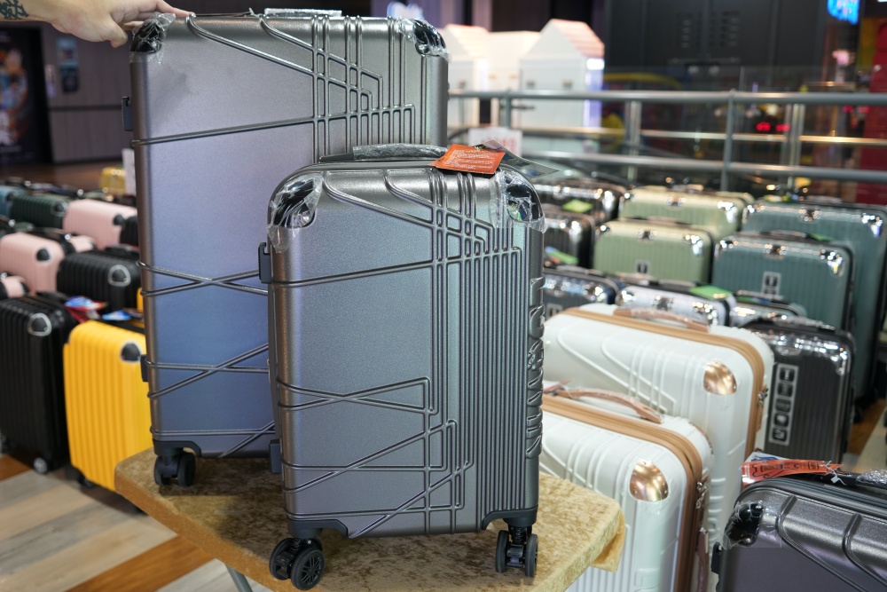 2026豐原最強快閃!加賀屋行李箱特賣會限時開殺，登機箱竟然只要 990元起.1:9 前開式行李箱.NBA行李箱.KANGOL行李箱.萬國行李箱通通有，限定好康優惠！