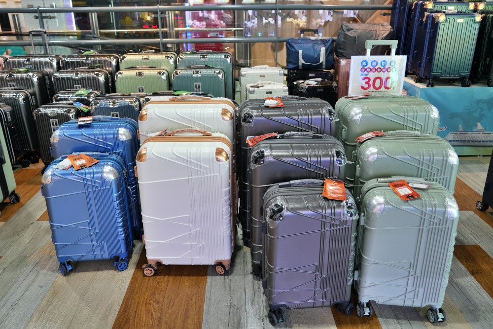 2026豐原最強快閃!加賀屋行李箱特賣會限時開殺，登機箱竟然只要 990元起.1:9 前開式行李箱.NBA行李箱.KANGOL行李箱.萬國行李箱通通有，限定好康優惠！