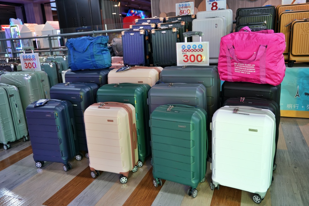 2026豐原最強快閃!加賀屋行李箱特賣會限時開殺，登機箱竟然只要 990元起.1:9 前開式行李箱.NBA行李箱.KANGOL行李箱.萬國行李箱通通有，限定好康優惠！
