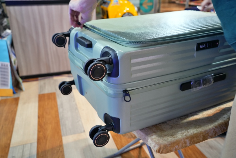 2026豐原最強快閃!加賀屋行李箱特賣會限時開殺，登機箱竟然只要 990元起.1:9 前開式行李箱.NBA行李箱.KANGOL行李箱.萬國行李箱通通有，限定好康優惠！