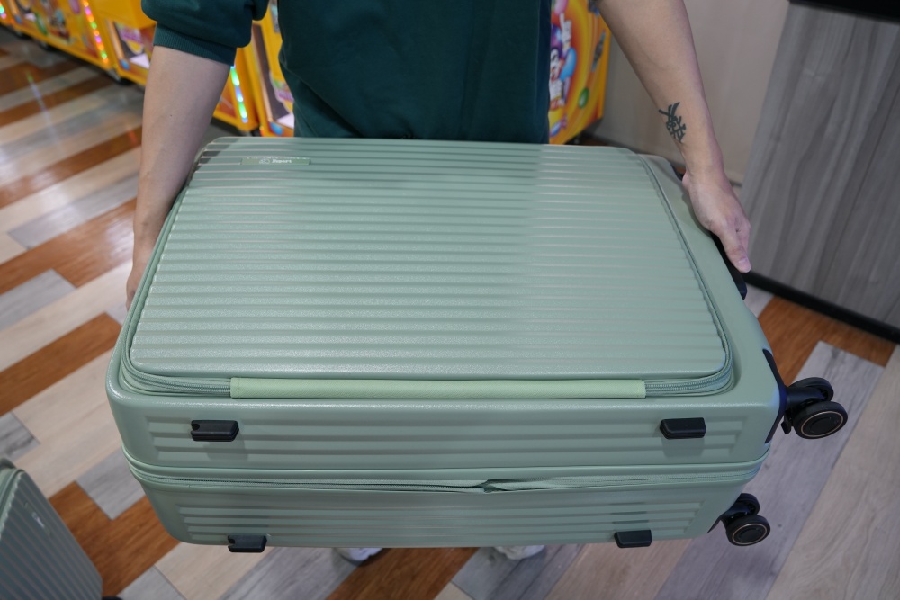 2026豐原最強快閃!加賀屋行李箱特賣會限時開殺，登機箱竟然只要 990元起.1:9 前開式行李箱.NBA行李箱.KANGOL行李箱.萬國行李箱通通有，限定好康優惠！