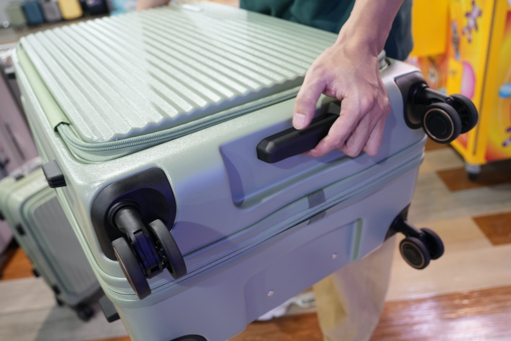 2026豐原最強快閃!加賀屋行李箱特賣會限時開殺，登機箱竟然只要 990元起.1:9 前開式行李箱.NBA行李箱.KANGOL行李箱.萬國行李箱通通有，限定好康優惠！