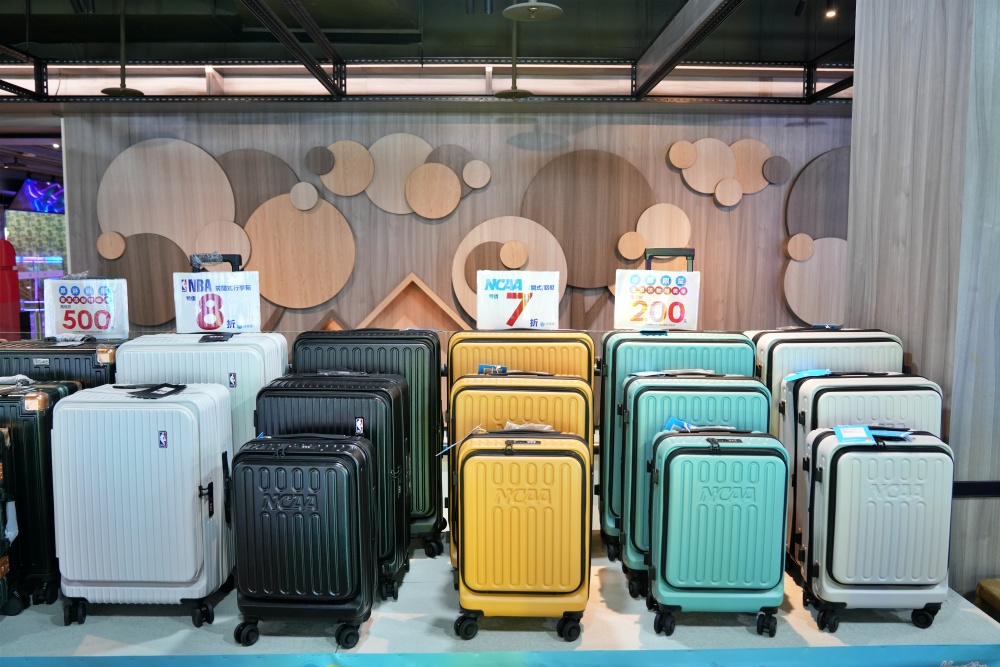 2026豐原最強快閃!加賀屋行李箱特賣會限時開殺，登機箱竟然只要 990元起.1:9 前開式行李箱.NBA行李箱.KANGOL行李箱.萬國行李箱通通有，限定好康優惠！