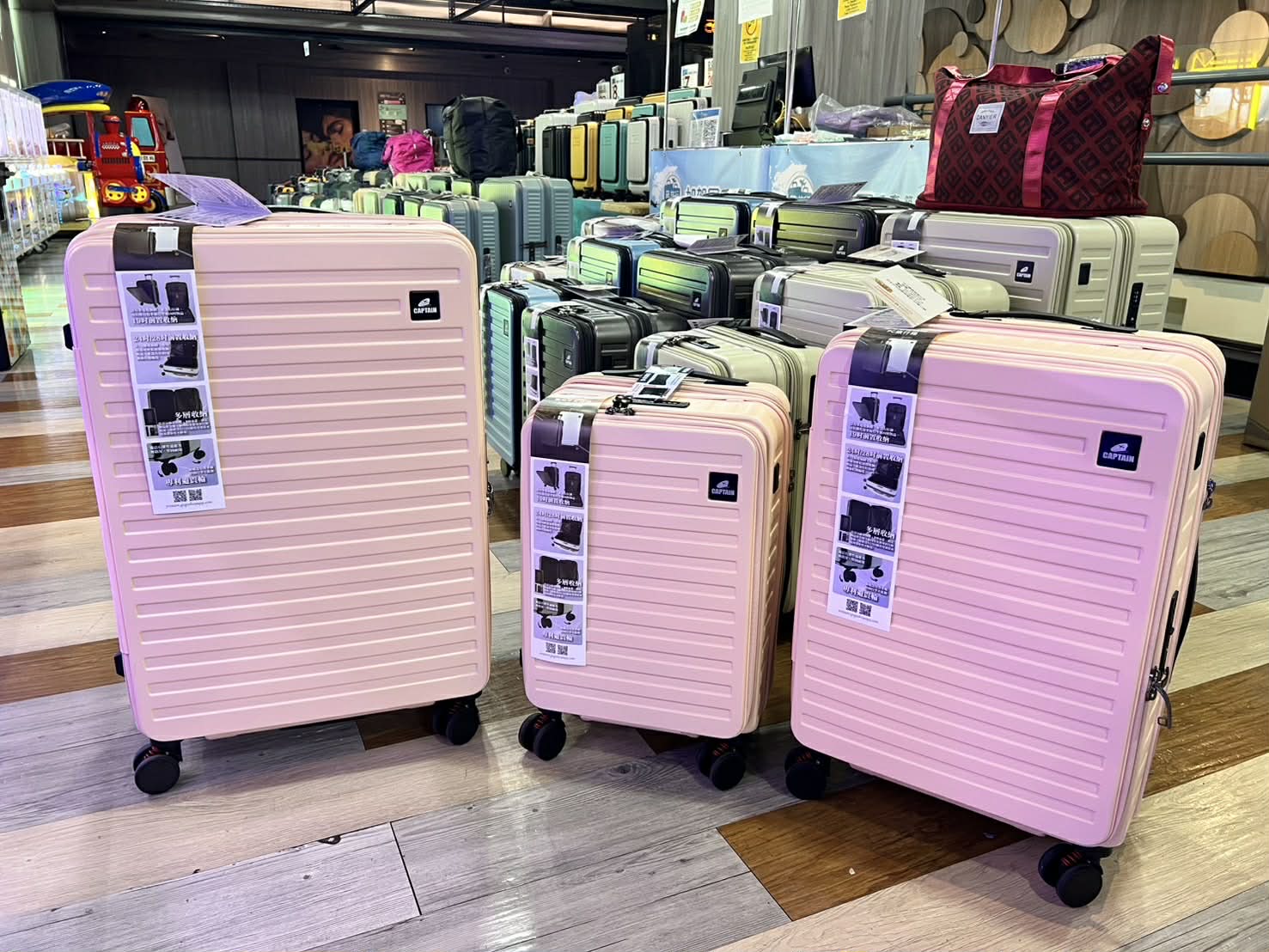 2026豐原最強快閃!加賀屋行李箱特賣會限時開殺，登機箱竟然只要 990元起.1:9 前開式行李箱.NBA行李箱.KANGOL行李箱.萬國行李箱通通有，限定好康優惠！