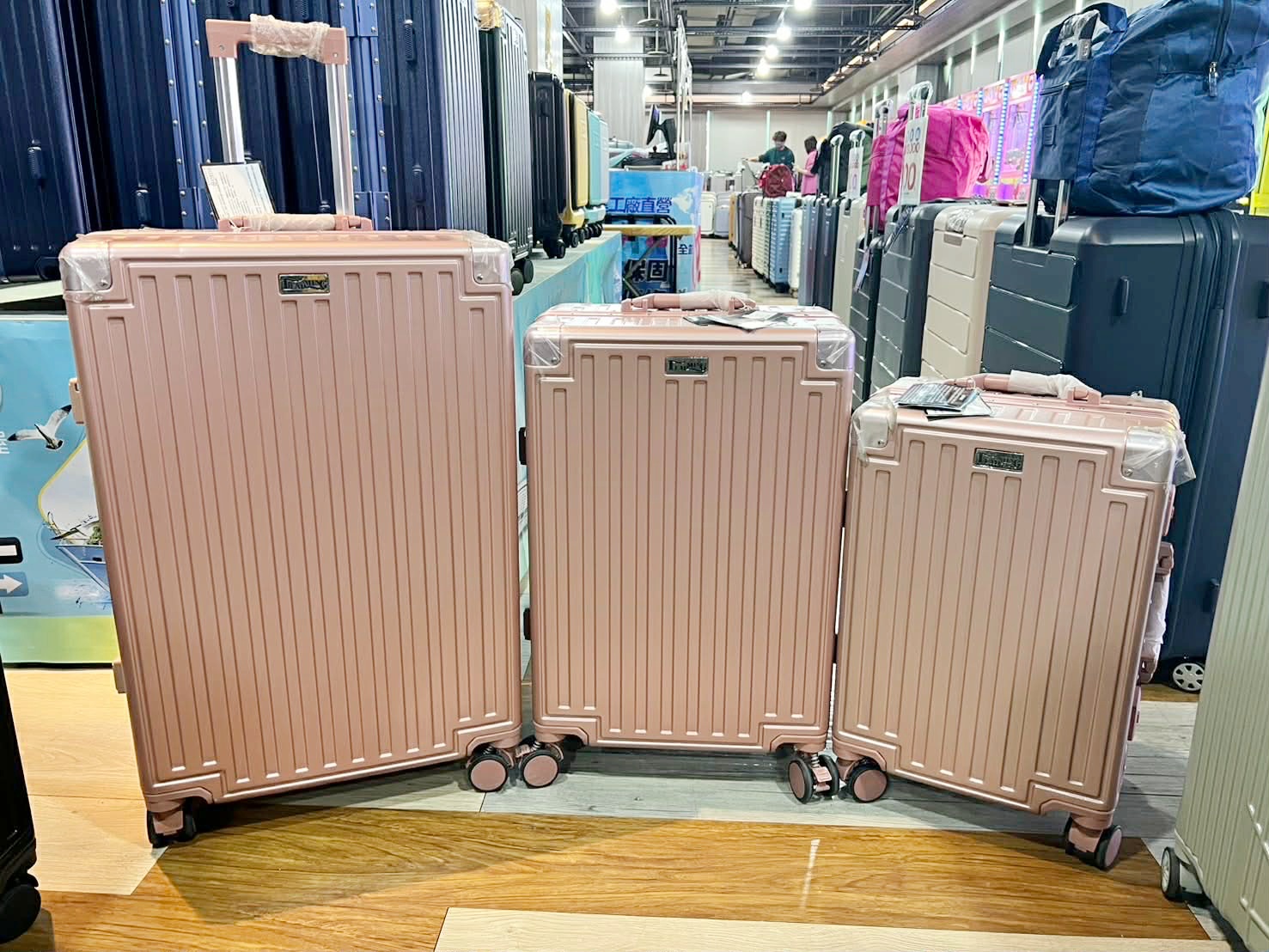 2026豐原最強快閃!加賀屋行李箱特賣會限時開殺，登機箱竟然只要 990元起.1:9 前開式行李箱.NBA行李箱.KANGOL行李箱.萬國行李箱通通有，限定好康優惠！