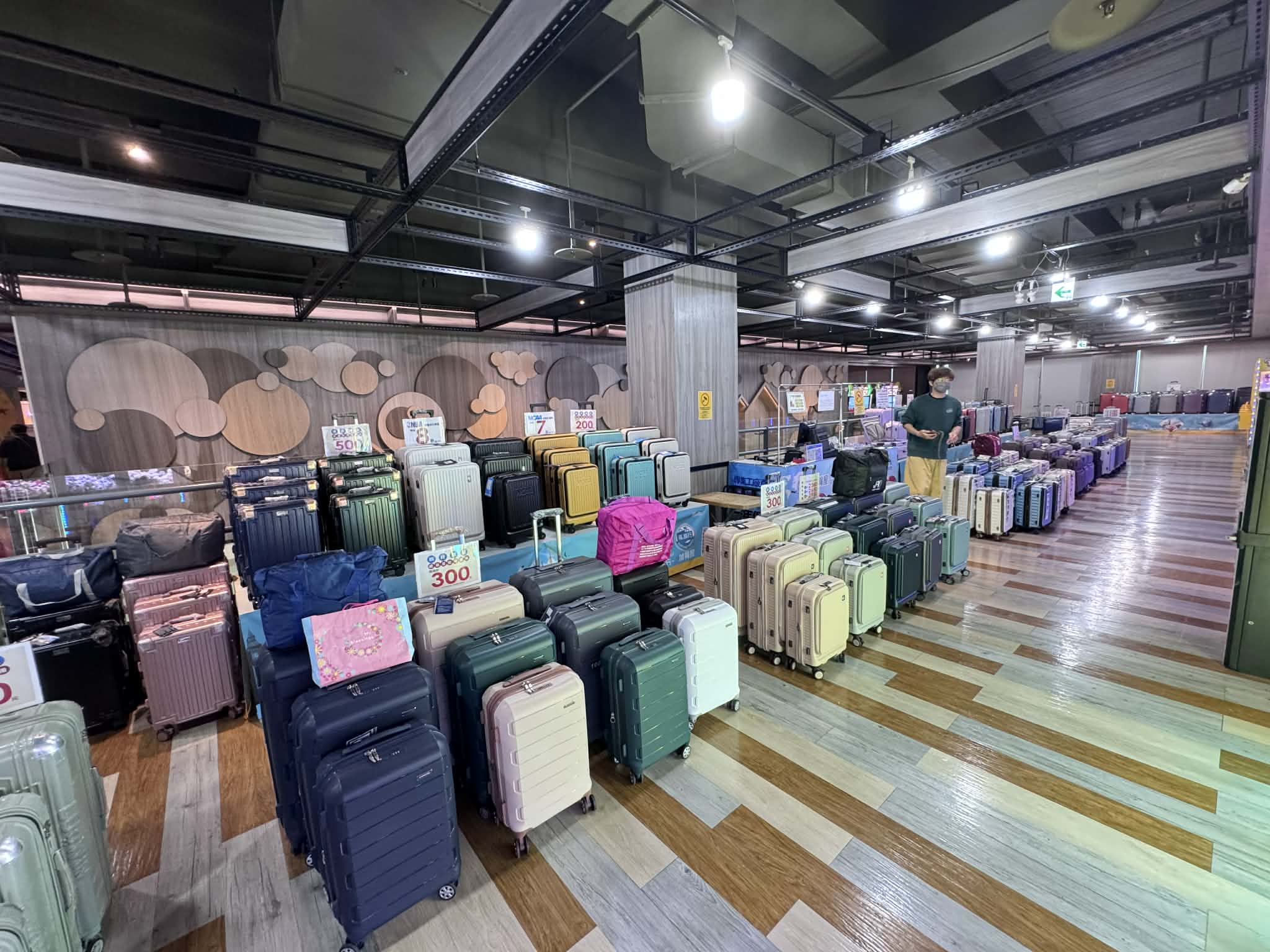2026豐原最強快閃!加賀屋行李箱特賣會限時開殺，登機箱竟然只要 990元起.1:9 前開式行李箱.NBA行李箱.KANGOL行李箱.萬國行李箱通通有，限定好康優惠！