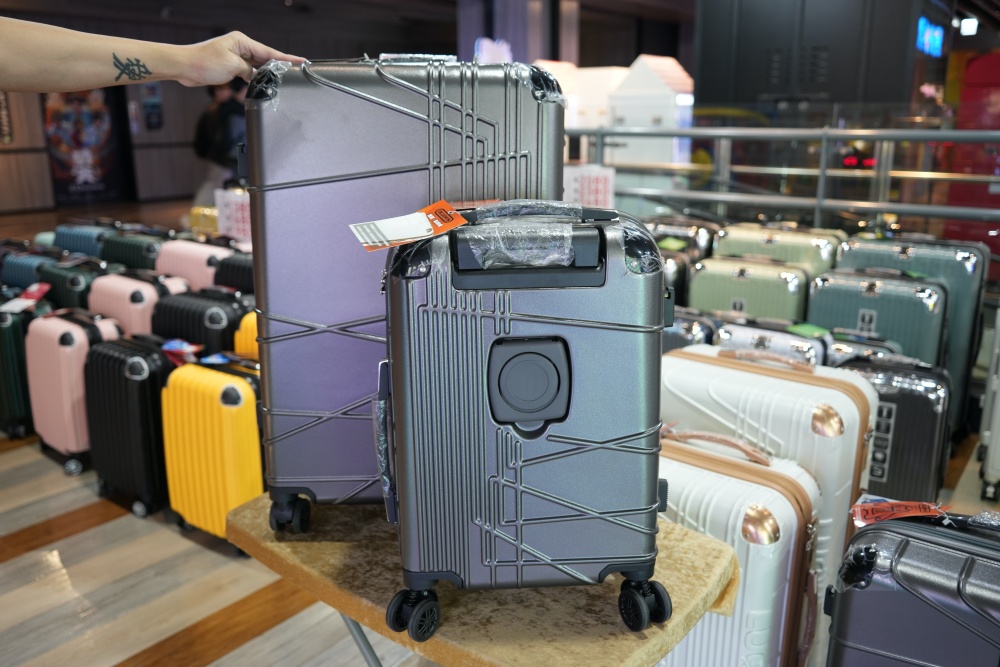 2026豐原最強快閃!加賀屋行李箱特賣會限時開殺，登機箱竟然只要 990元起.1:9 前開式行李箱.NBA行李箱.KANGOL行李箱.萬國行李箱通通有，限定好康優惠！
