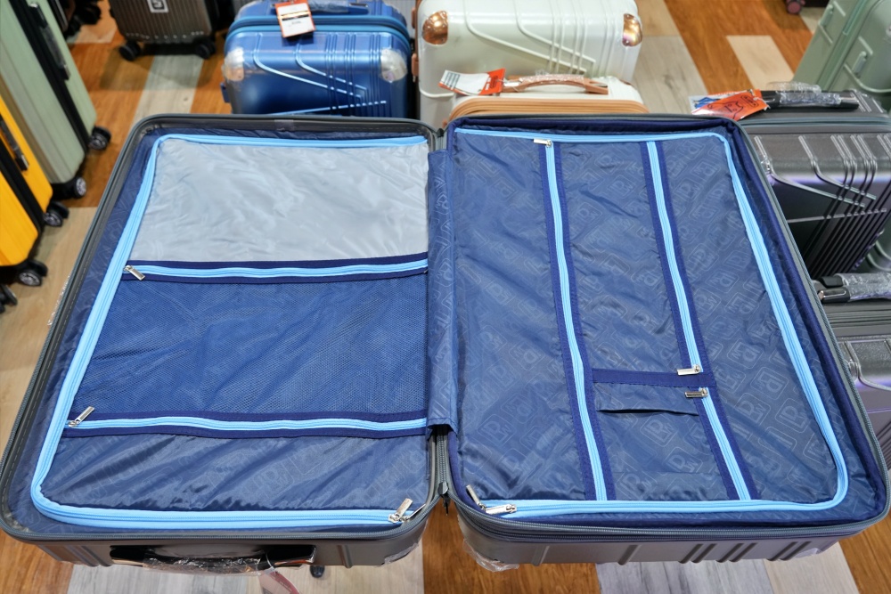 2026豐原最強快閃!加賀屋行李箱特賣會限時開殺，登機箱竟然只要 990元起.1:9 前開式行李箱.NBA行李箱.KANGOL行李箱.萬國行李箱通通有，限定好康優惠！