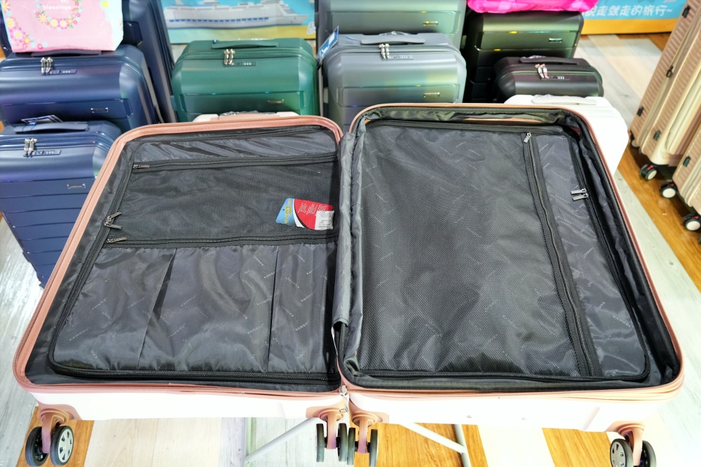2026豐原最強快閃!加賀屋行李箱特賣會限時開殺，登機箱竟然只要 990元起.1:9 前開式行李箱.NBA行李箱.KANGOL行李箱.萬國行李箱通通有，限定好康優惠！