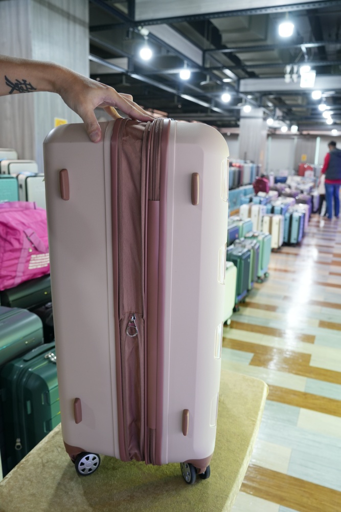 2026豐原最強快閃!加賀屋行李箱特賣會限時開殺，登機箱竟然只要 990元起.1:9 前開式行李箱.NBA行李箱.KANGOL行李箱.萬國行李箱通通有，限定好康優惠！