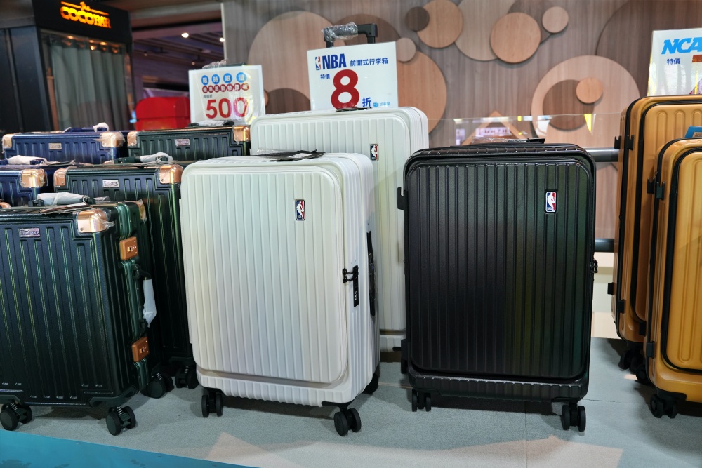 2026豐原最強快閃!加賀屋行李箱特賣會限時開殺，登機箱竟然只要 990元起.1:9 前開式行李箱.NBA行李箱.KANGOL行李箱.萬國行李箱通通有，限定好康優惠！