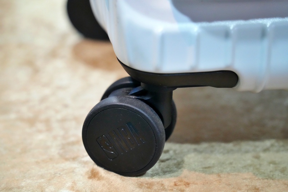 2026豐原最強快閃!加賀屋行李箱特賣會限時開殺，登機箱竟然只要 990元起.1:9 前開式行李箱.NBA行李箱.KANGOL行李箱.萬國行李箱通通有，限定好康優惠！