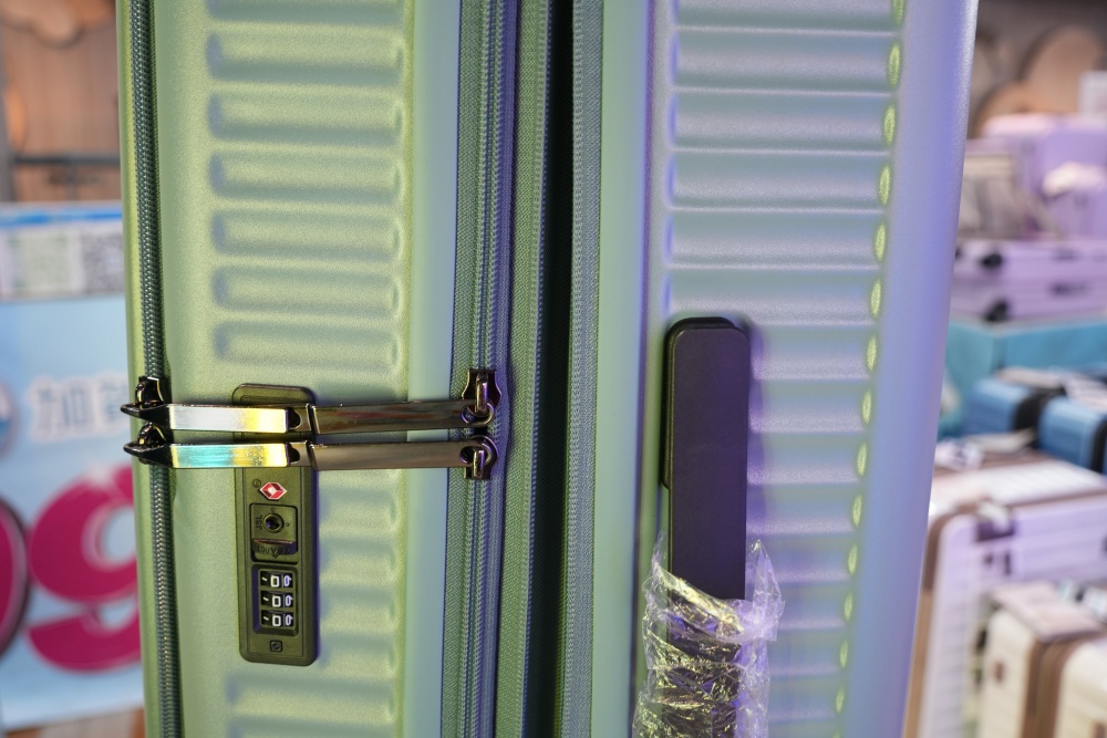 2026豐原最強快閃!加賀屋行李箱特賣會限時開殺，登機箱竟然只要 990元起.1:9 前開式行李箱.NBA行李箱.KANGOL行李箱.萬國行李箱通通有，限定好康優惠！