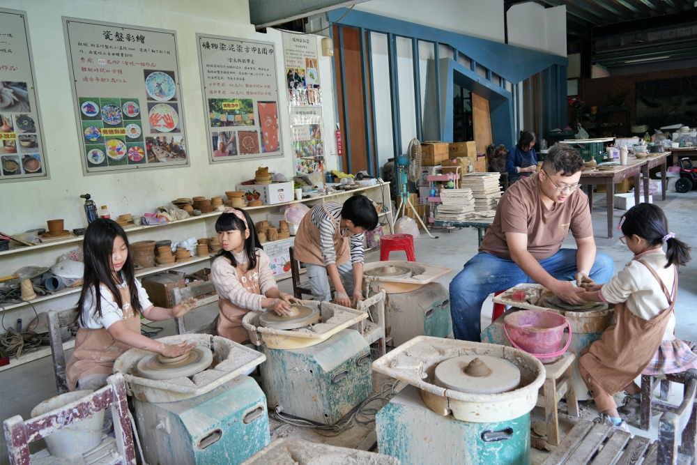 彰化親子景點田中窯創藝園區2026蜀葵花藝術季.陶藝.DIY體驗.古早味桶仔雞料理.窯烤麵包~田中美食景點一次網羅! 彰化親子景點田中窯創藝園區2026蜀葵花藝術季.陶藝.DIY體驗.古早味桶仔雞料理.窯烤麵包~田中美食景點一次網羅!