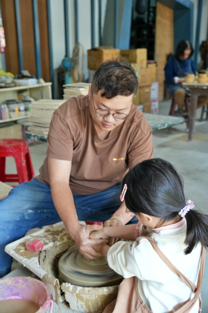 彰化親子景點田中窯創藝園區2026蜀葵花藝術季.陶藝.DIY體驗.古早味桶仔雞料理.窯烤麵包~田中美食景點一次網羅! 彰化親子景點田中窯創藝園區2026蜀葵花藝術季.陶藝.DIY體驗.古早味桶仔雞料理.窯烤麵包~田中美食景點一次網羅!