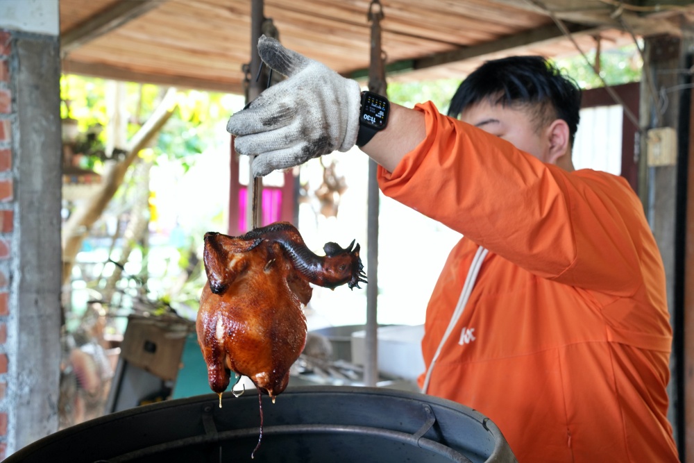 彰化親子景點田中窯創藝園區2026蜀葵花藝術季.陶藝.DIY體驗.古早味桶仔雞料理.窯烤麵包~田中美食景點一次網羅! 彰化親子景點田中窯創藝園區2026蜀葵花藝術季.陶藝.DIY體驗.古早味桶仔雞料理.窯烤麵包~田中美食景點一次網羅!
