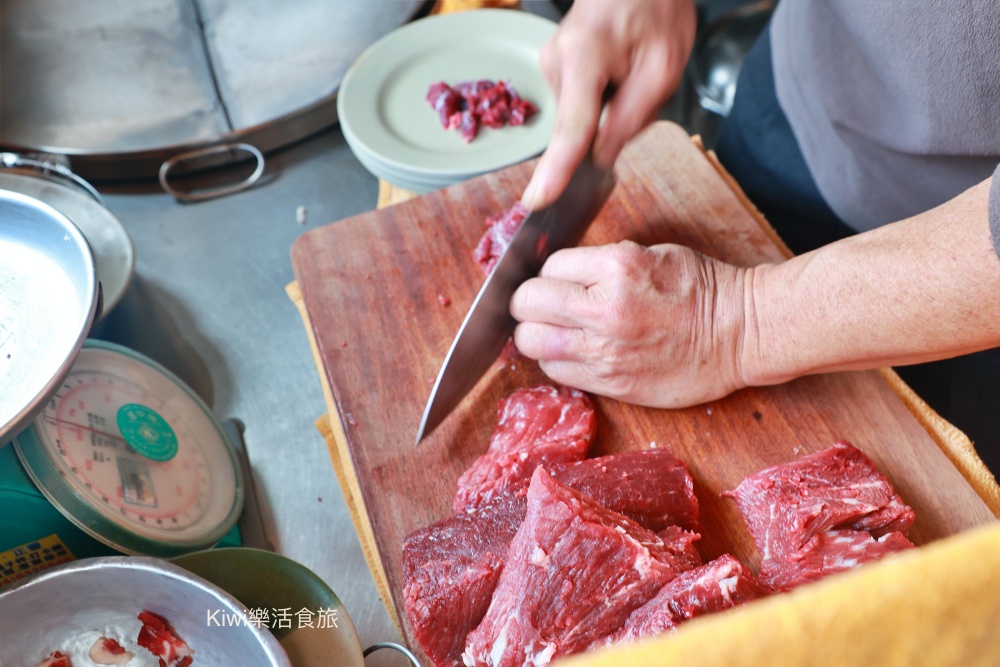 員林美食台南土產牛肉店|不用跑台南!現切溫體牛超鮮甜,員林聚會必吃這鍋限量美味! kiwi樂活食旅部落客推薦員林美食,員林牛肉湯,員林聚會,員林火鍋,台南溫體牛,員林限量美食,彰化牛肉爐推薦,員林餐廳推薦,溫體牛肉火鍋,台南土產牛肉店,員林午晚餐,彰化溫體牛