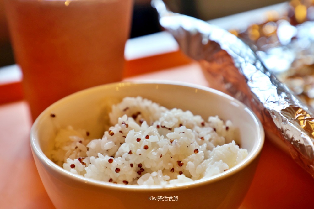 kiwi樂活食旅部落客推薦台中美食, 台中西區美食, 精誠路美食, 只包雞 OnlyHens, 紙包雞專門店, 台中必吃, 台中輕食推薦, 精誠商圈美食, 不踩雷美食, Kiwi樂活食旅, 台中外帶餐盒, Google評價推薦, 法式紙包雞