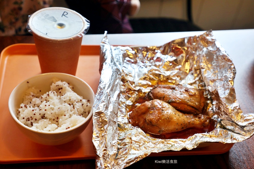 kiwi樂活食旅部落客推薦台中美食, 台中西區美食, 精誠路美食, 只包雞 OnlyHens, 紙包雞專門店, 台中必吃, 台中輕食推薦, 精誠商圈美食, 不踩雷美食, Kiwi樂活食旅, 台中外帶餐盒, Google評價推薦, 法式紙包雞