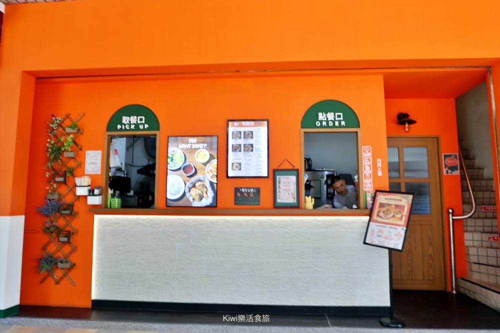 kiwi樂活食旅部落客推薦台中美食, 台中西區美食, 精誠路美食, 只包雞 OnlyHens, 紙包雞專門店, 台中必吃, 台中輕食推薦, 精誠商圈美食, 不踩雷美食, Kiwi樂活食旅, 台中外帶餐盒, Google評價推薦, 法式紙包雞