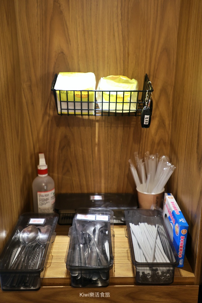 kiwi樂活食旅部落客推薦台中美食, 台中西區美食, 精誠路美食, 只包雞 OnlyHens, 紙包雞專門店, 台中必吃, 台中輕食推薦, 精誠商圈美食, 不踩雷美食, Kiwi樂活食旅, 台中外帶餐盒, Google評價推薦, 法式紙包雞