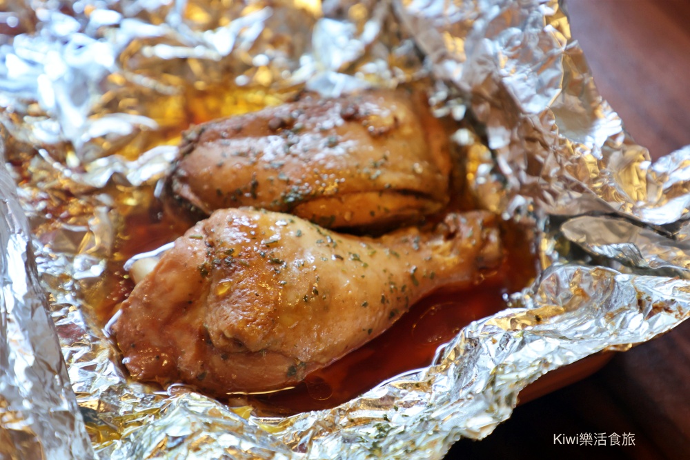 kiwi樂活食旅部落客推薦台中美食, 台中西區美食, 精誠路美食, 只包雞 OnlyHens, 紙包雞專門店, 台中必吃, 台中輕食推薦, 精誠商圈美食, 不踩雷美食, Kiwi樂活食旅, 台中外帶餐盒, Google評價推薦, 法式紙包雞