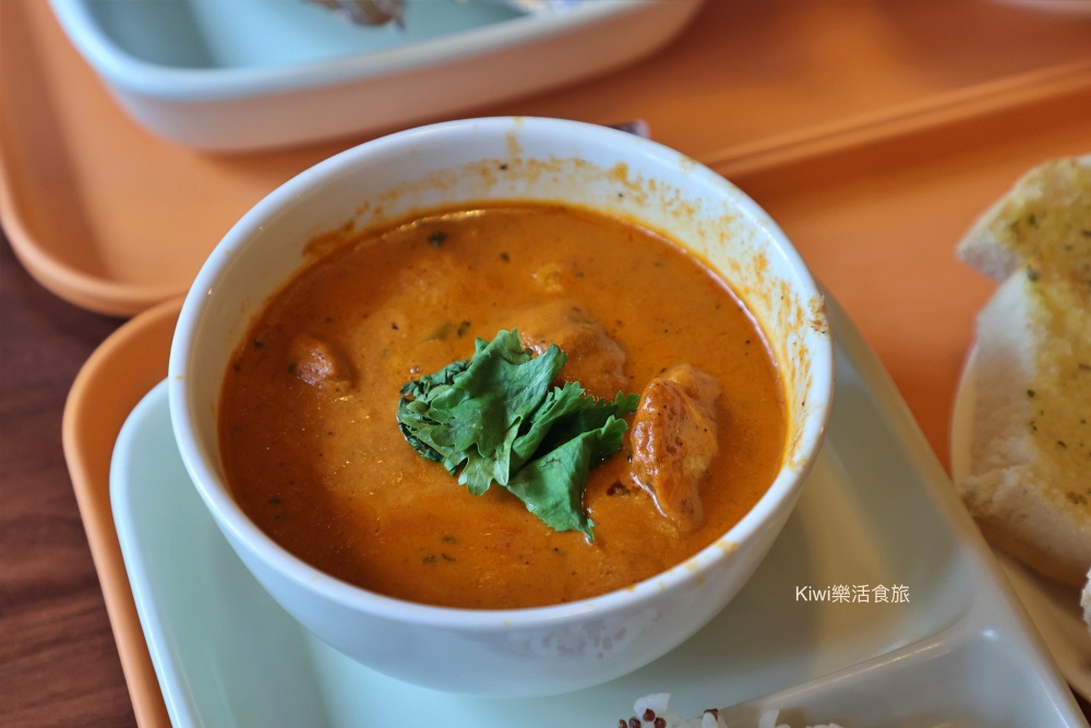 kiwi樂活食旅部落客推薦台中美食, 台中西區美食, 精誠路美食, 只包雞 OnlyHens, 紙包雞專門店, 台中必吃, 台中輕食推薦, 精誠商圈美食, 不踩雷美食, Kiwi樂活食旅, 台中外帶餐盒, Google評價推薦, 法式紙包雞