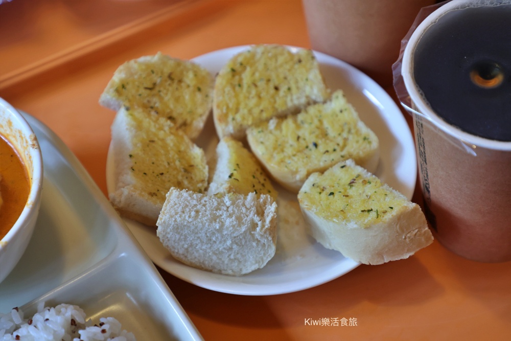 kiwi樂活食旅部落客推薦台中美食, 台中西區美食, 精誠路美食, 只包雞 OnlyHens, 紙包雞專門店, 台中必吃, 台中輕食推薦, 精誠商圈美食, 不踩雷美食, Kiwi樂活食旅, 台中外帶餐盒, Google評價推薦, 法式紙包雞