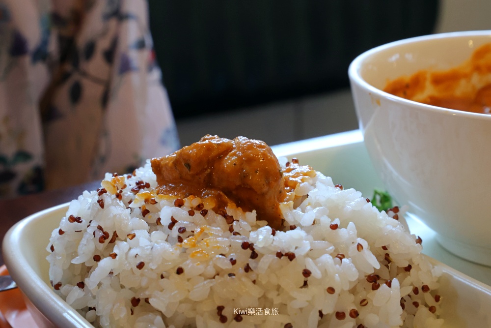 kiwi樂活食旅部落客推薦台中美食, 台中西區美食, 精誠路美食, 只包雞 OnlyHens, 紙包雞專門店, 台中必吃, 台中輕食推薦, 精誠商圈美食, 不踩雷美食, Kiwi樂活食旅, 台中外帶餐盒, Google評價推薦, 法式紙包雞