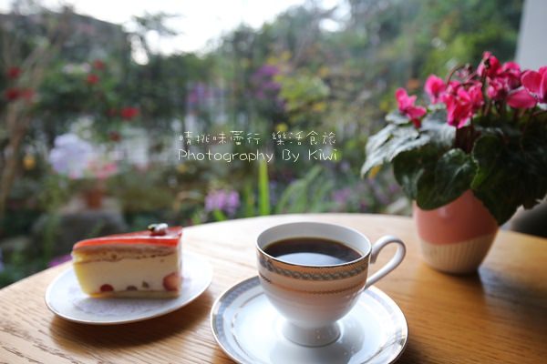 【社頭美食】四季花園咖啡 @社頭下午茶花叢裡啜飲咖啡，手作草莓奶酪甜點/胡蘿蔔磅蛋糕美味可口